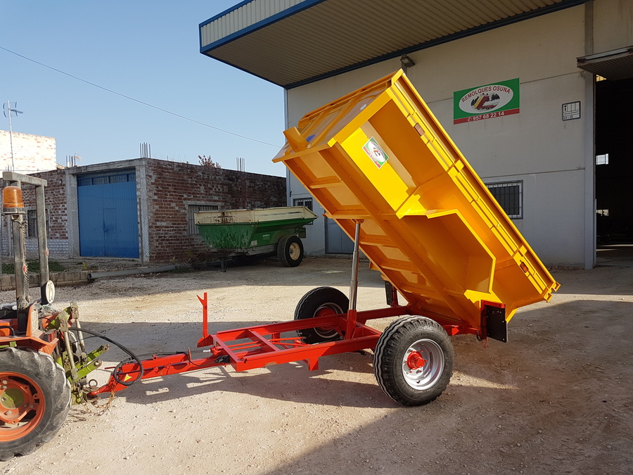 Vista lateral con tractor